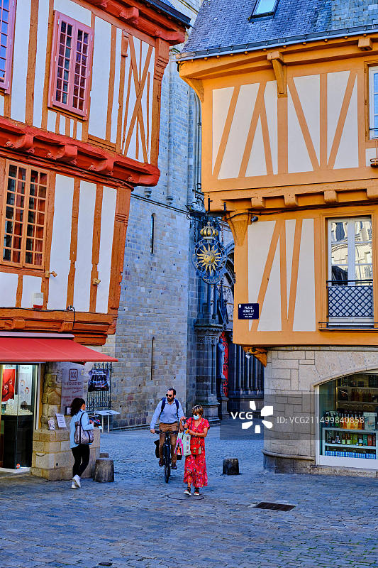 法国莫尔比昂省瓦纳市亨利四世广场的半木结构房屋图片素材