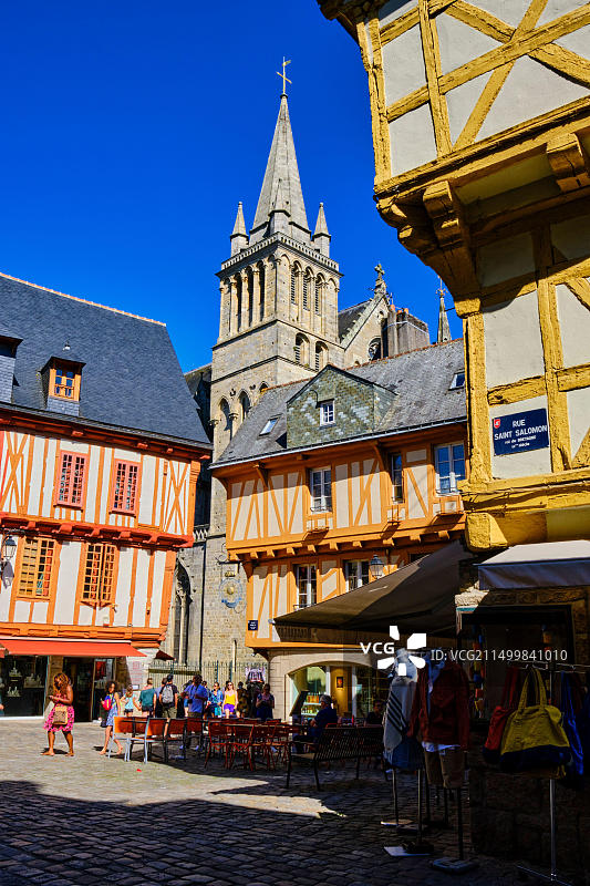 法国莫尔比昂省瓦纳：亨利四世广场的半木结构房屋和大教堂图片素材