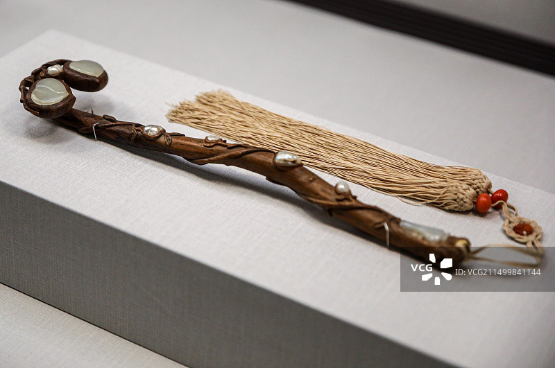 中国台湾省台北故宫博物院清乾隆沉香木镶珠宝玉如意图片素材