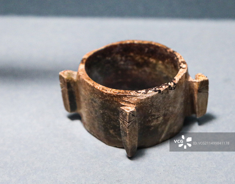 中国台湾省台北故宫博物院商晚期玉琮图片素材