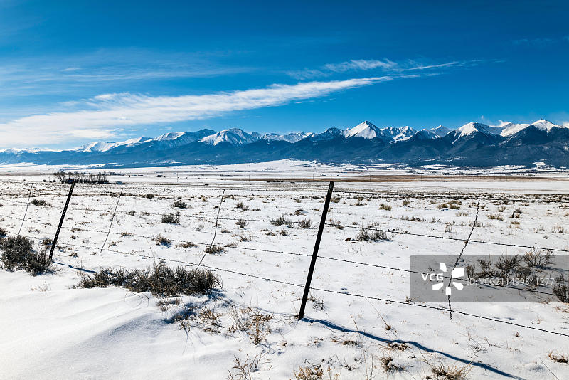 科罗拉多州韦斯特克利夫附近眺望圣克里斯托山脉的雪景，美国图片素材
