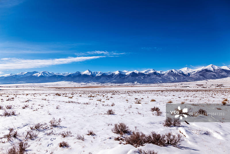 科罗拉多州韦斯特克利夫附近眺望圣克里斯托山脉的雪景，美国图片素材