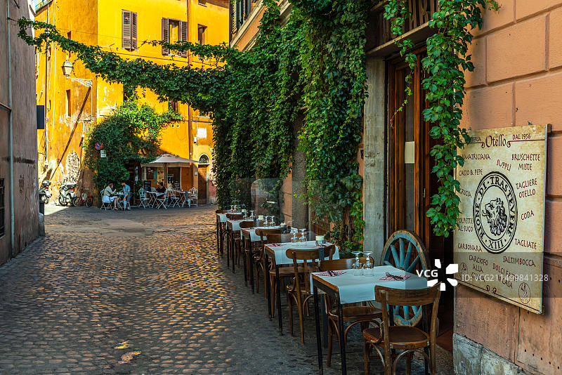罗马特拉斯提弗列美丽的古老街道和户外餐厅图片素材