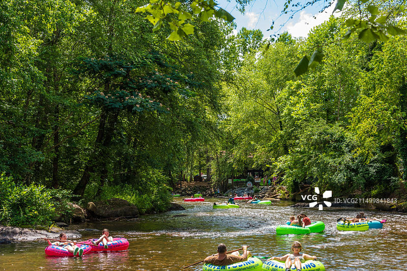 乔治亚州海伦，北乔治亚山脉查塔胡奇河上的家庭欢乐（美国）图片素材
