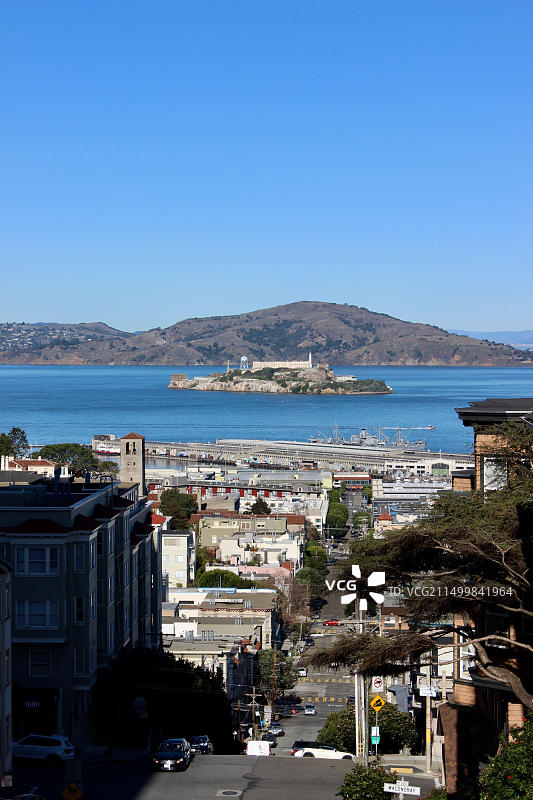 从旧金山俄罗斯山眺望阿尔卡特拉斯岛图片素材