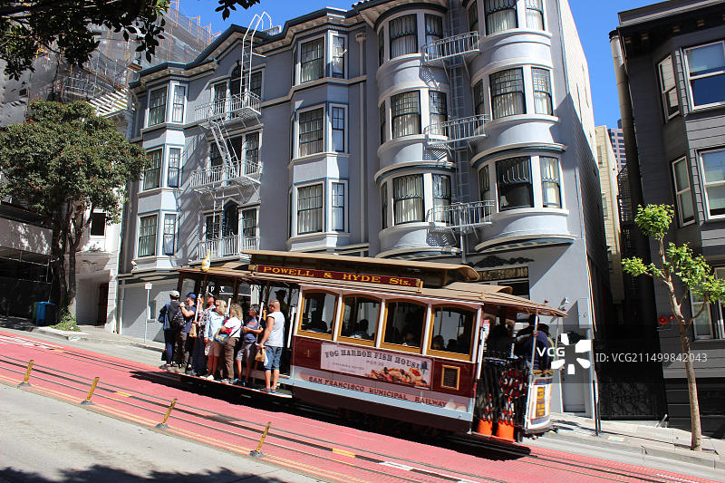 加利福尼亚州旧金山诺布山的鲍威尔街缆车图片素材