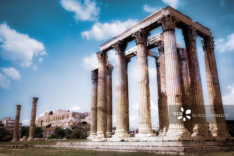 希腊雅典，奥林匹亚宙斯神庙坐落在雅典卫城下方图片素材
