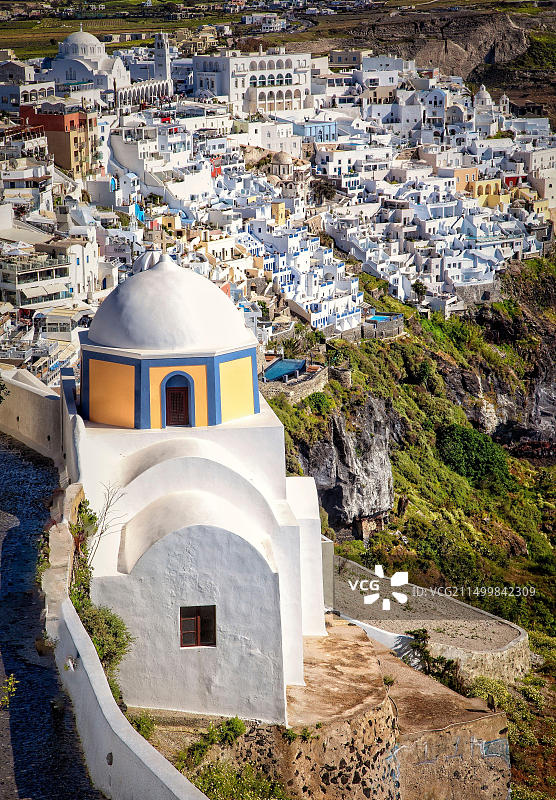 希腊圣托里尼岛上眺望爱琴海的锡拉图片素材