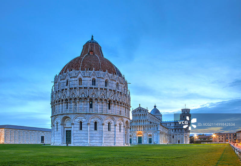 前景是洗礼堂，背景是比萨大教堂和斜塔图片素材