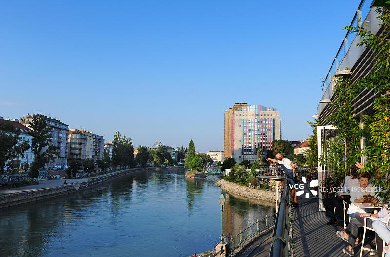 人们在奥地利维也纳多瑙运河Kylo咖啡馆的露台上放松身心图片素材