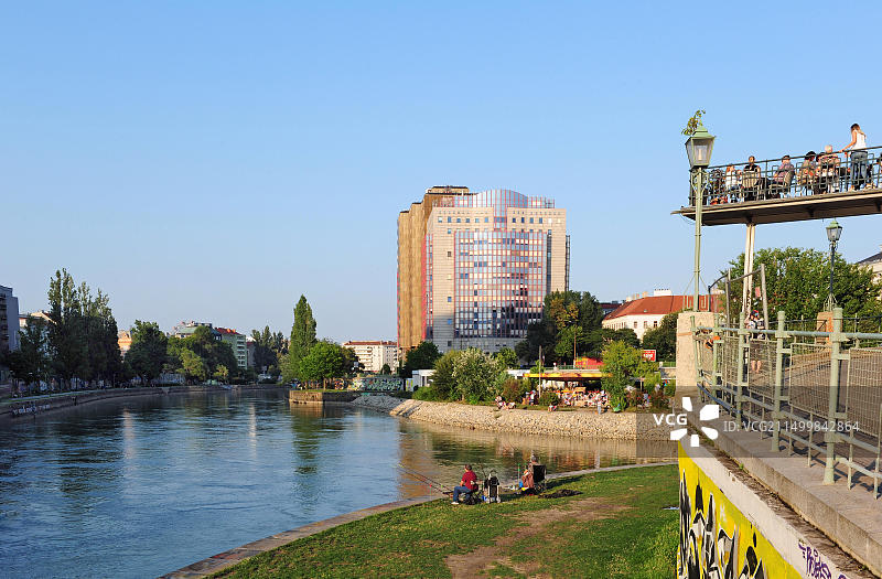 奥地利维也纳夏季的多瑙运河图片素材