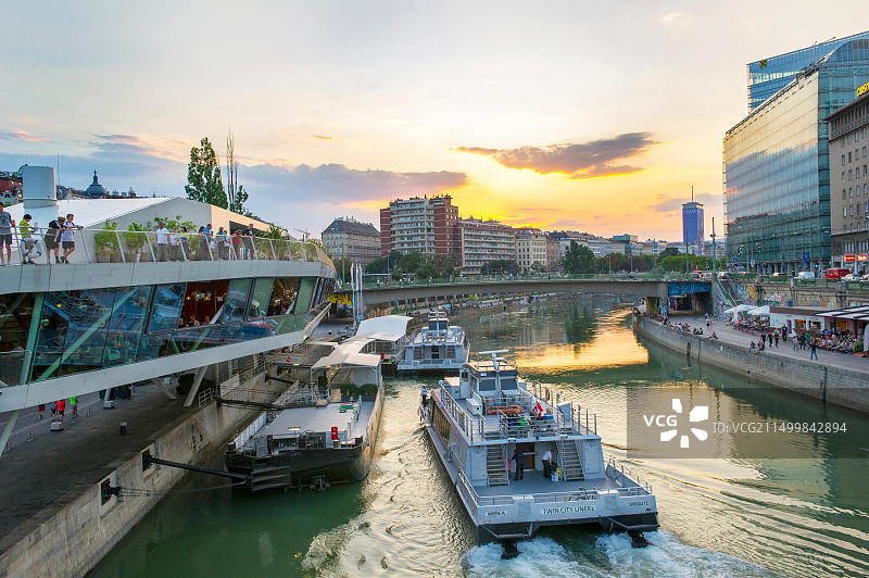 奥地利维也纳多瑙运河沿岸的河船和咖啡馆图片素材