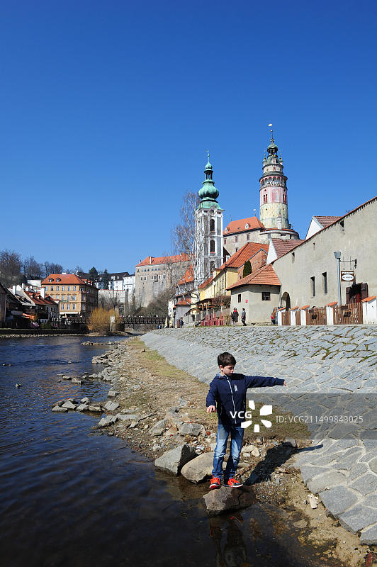在捷克克鲁姆洛夫伏尔塔瓦河边玩耍的孩子图片素材