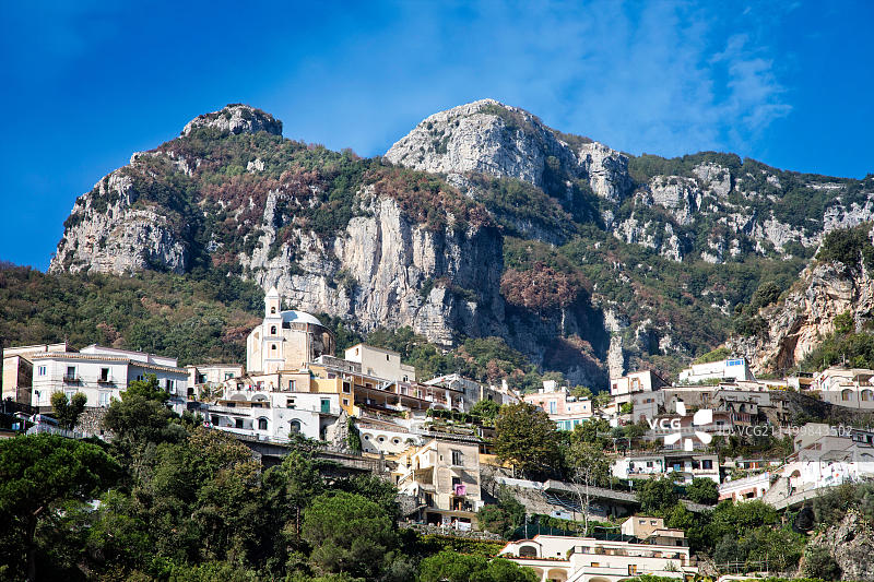 意大利坎帕尼亚阿马尔菲海岸波西塔诺陡峭山丘上的发展图片素材