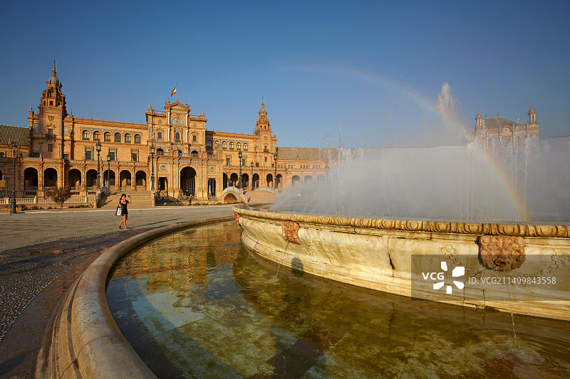 西班牙塞维利亚西班牙广场的喷泉和中心建筑图片素材