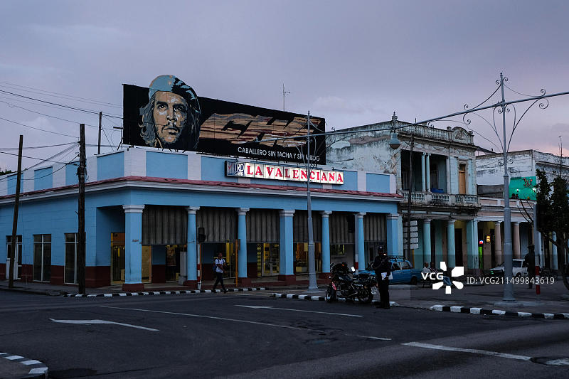 古巴西恩富戈斯温暖夏日傍晚的城市中心图片素材