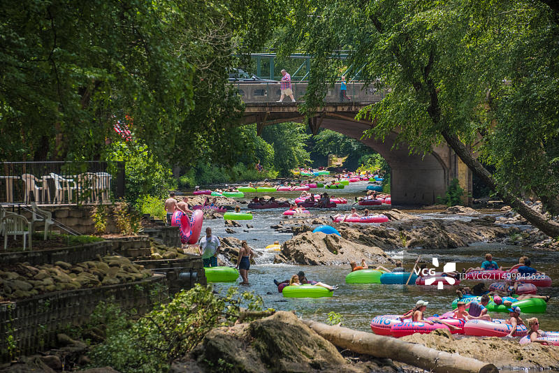 在佐治亚州海伦市的查塔胡奇河上漂流图片素材