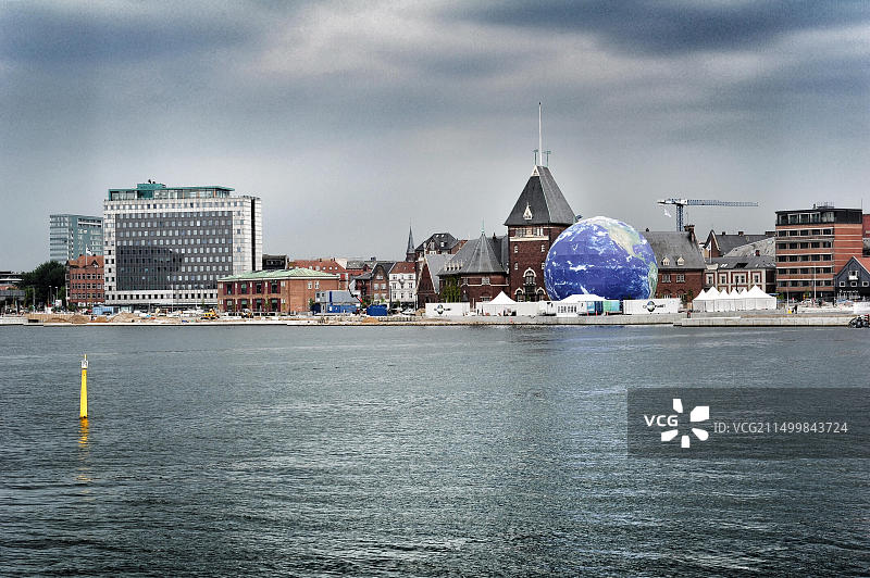 奥胡斯市：从码头区看气候星球新球体图片素材