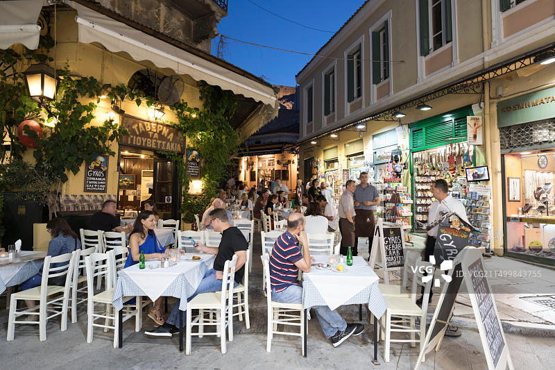 希腊雅典Plaka区Adrianou的Giouvetsakia餐厅夜景图片素材
