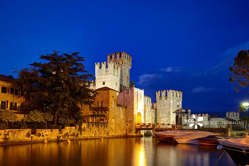 意大利西尔米奥奈加尔达湖蓝色时分的斯卡利杰罗城堡图片素材