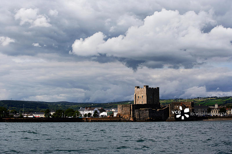 安特里姆郡卡里克弗格斯城堡和海港上空的暴风云，爱尔兰图片素材