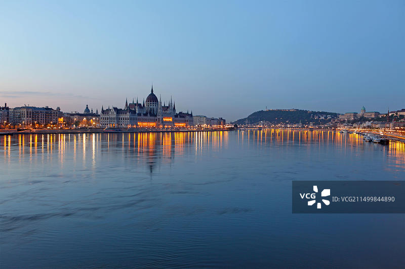 从渔人堡看匈牙利国会大厦图片素材