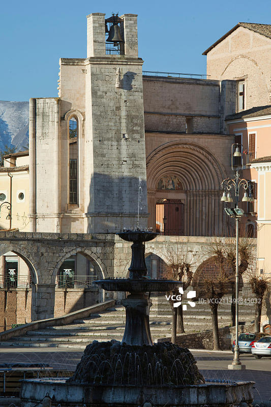 苏尔莫纳的斯卡帕圣方济各教堂的钟楼和侧门，阿布鲁佐图片素材