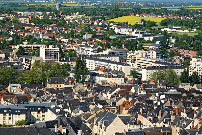 从布尔日大教堂塔楼俯瞰布尔日市，法国图片素材