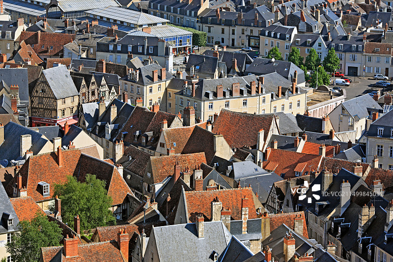 从布尔日大教堂塔楼俯瞰布尔日市，法国图片素材