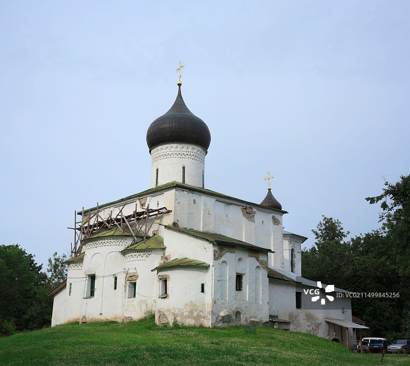 俄罗斯普斯科夫圣巴西尔山上教堂（1413年）的宗教建筑圆顶图片素材