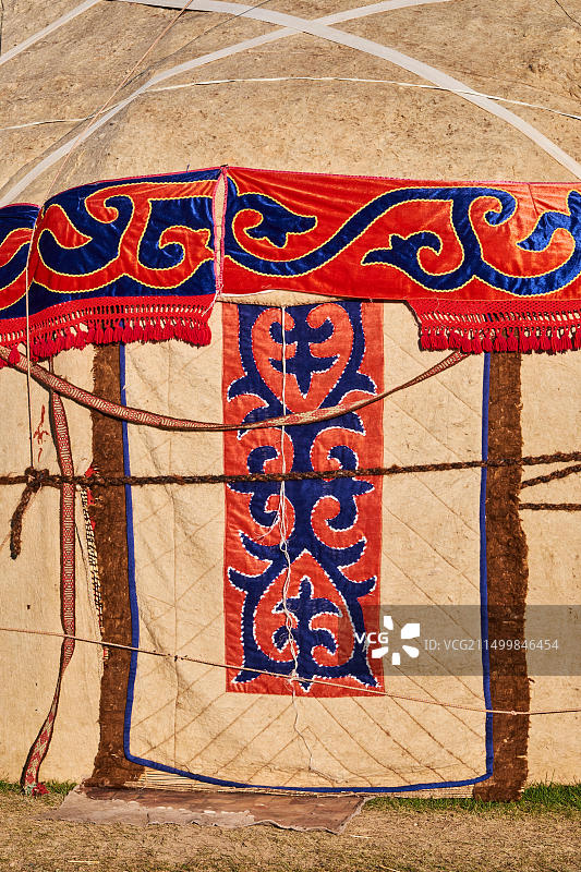 吉尔吉斯斯坦纳伦州宋科湖吉尔吉斯游牧民族的蒙古包营地门细节图片素材