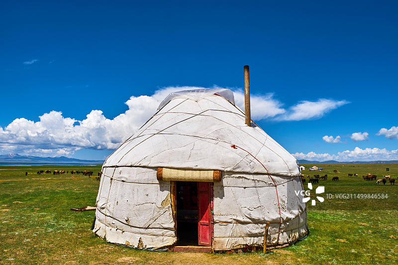 吉尔吉斯斯坦纳伦州宋科尔湖吉尔吉斯游牧民族的蒙古包营地图片素材