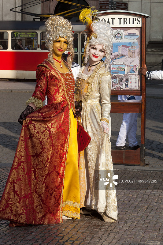 在捷克共和国布拉格老城街道上穿着传统服装的妇女图片素材