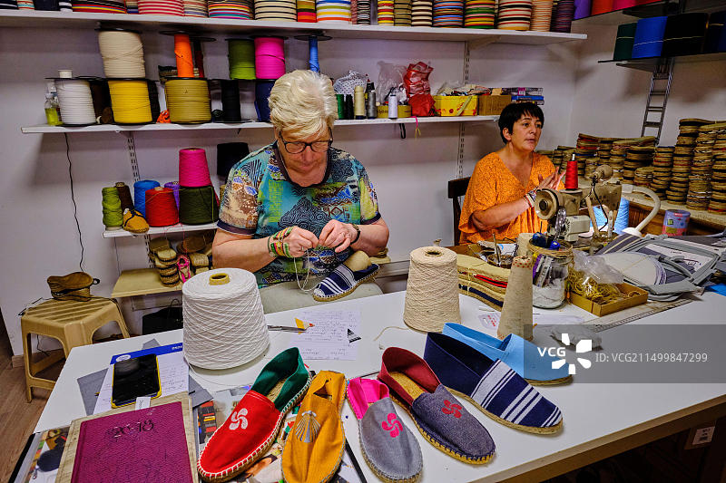 法国大西洋比利牛斯省巴斯克地区圣让-皮耶-德波尔阿尔贝蒂娜草底鞋图片素材