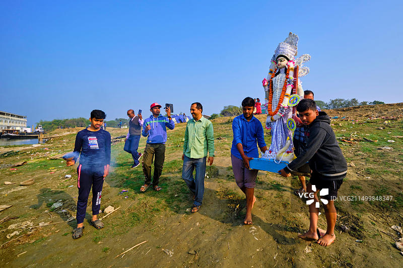 印度西孟加拉邦胡格利河，恒河的支流沿岸的生活场景，印度教雕像的游行队伍图片素材