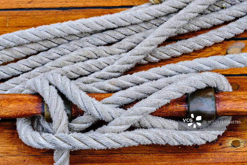 法国诺曼底芒什省肖赛群岛黑色百合号帆船巡游图片素材