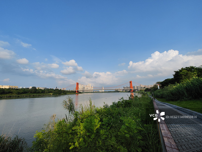 南宁良庆大桥与白云图片素材