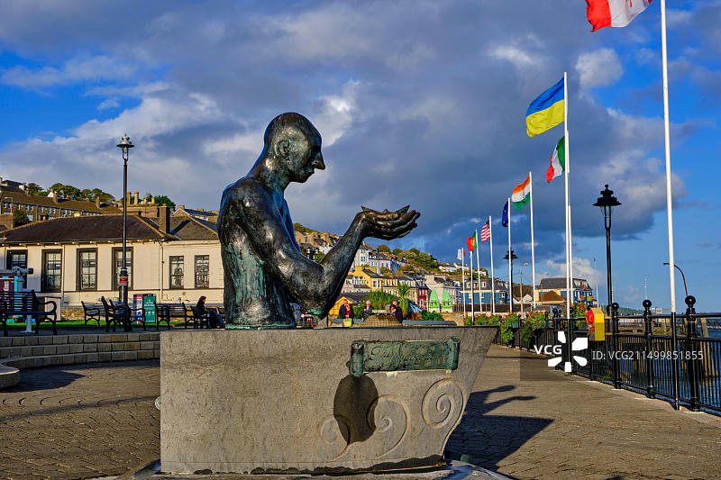 爱尔兰共和国科克郡科布的导航者，玛丽·格雷戈里的雕塑和约翰·F·肯尼迪公园的乐队看台图片素材