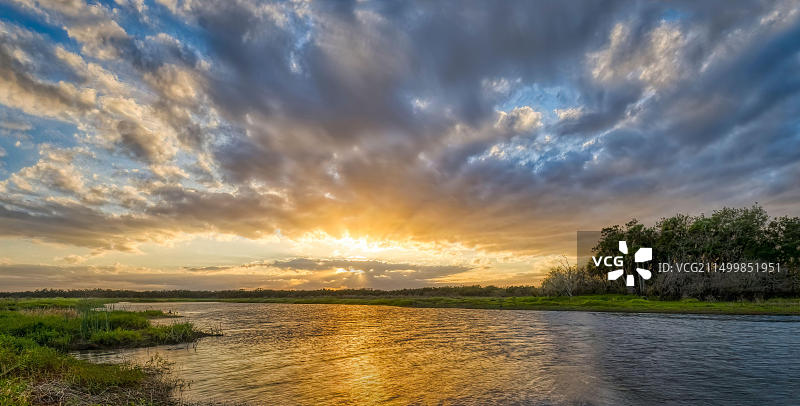 美国佛罗里达州萨拉索塔，米亚卡河州立公园米亚卡河日落图片素材
