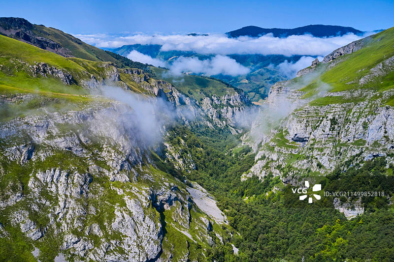 法国留尼汪岛西拉奥斯冰斗棕榈红镇的RN5公路图片素材