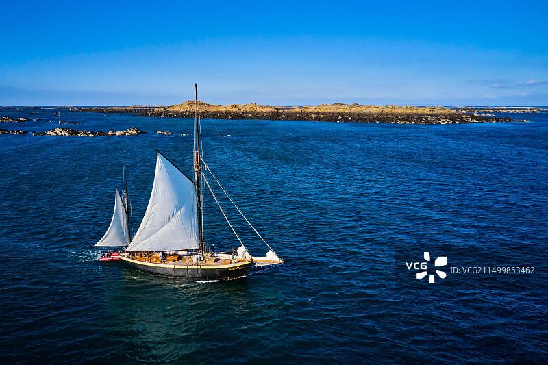 法国诺曼底芒什省肖赛群岛黑色百合号帆船巡游图片素材