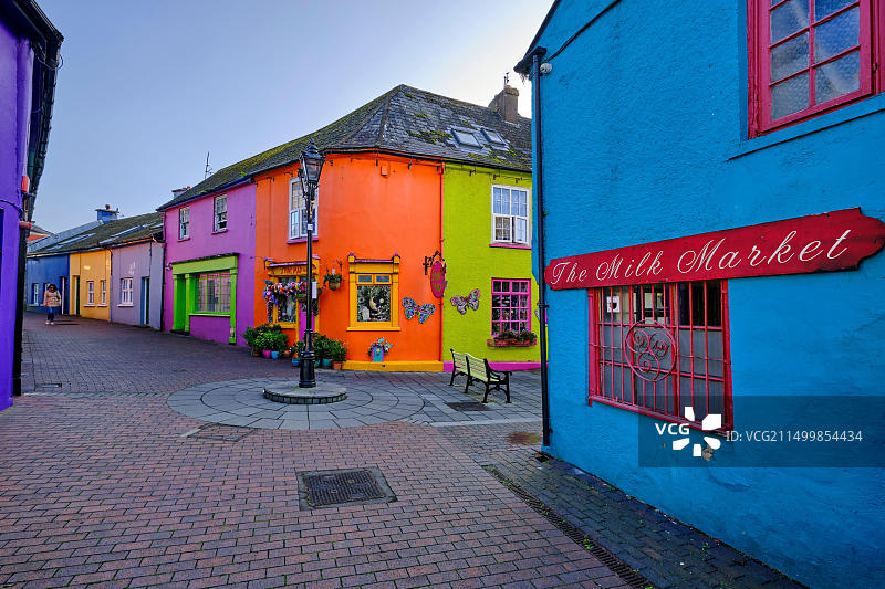 爱尔兰共和国科克郡金塞尔纽曼购物中心彩色房屋图片素材
