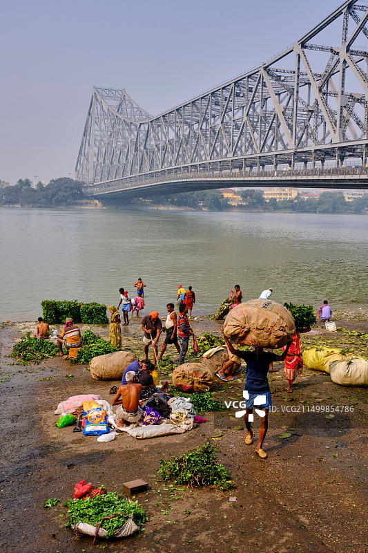 印度西孟加拉邦加尔各答豪拉桥横跨胡格利河，穆里克 घाट花卉市场图片素材
