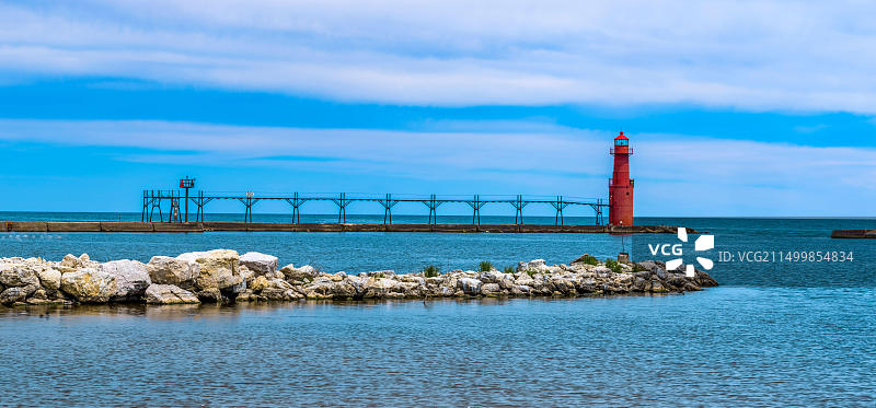 美国威斯康星州阿尔戈马密歇根湖上的阿尔戈马码头灯塔图片素材