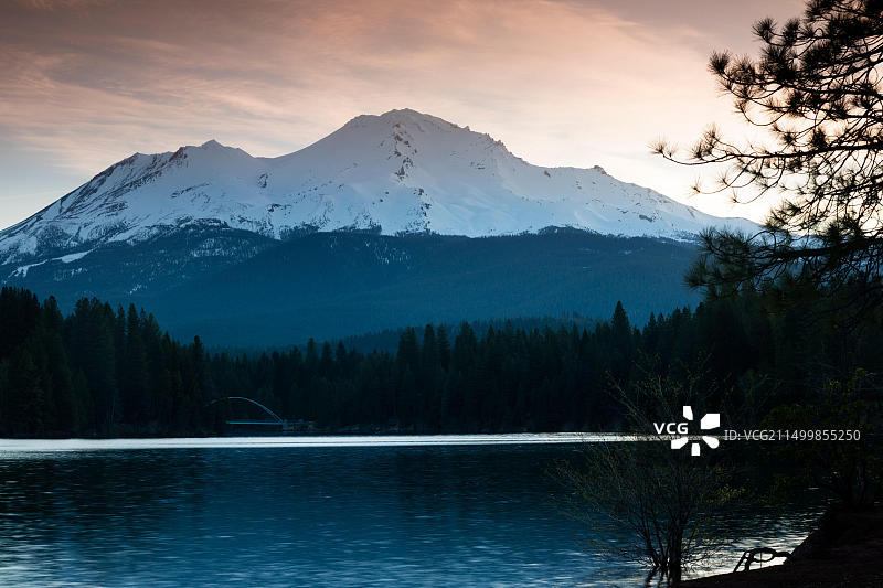 美国加利福尼亚沙斯塔山景色图片素材