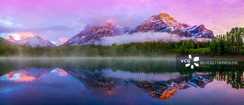 加拿大艾伯塔省基德山韦奇池塘的湖面倒影山景图片素材