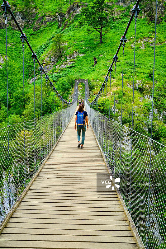 法国比利牛斯-大西洋省巴斯克地区上苏莱山谷的霍尔扎特桥图片素材