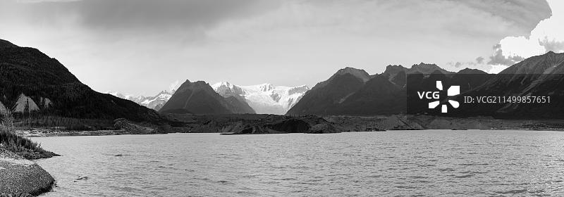 美国阿拉斯加麦卡锡的湖泊和山脉景色图片素材