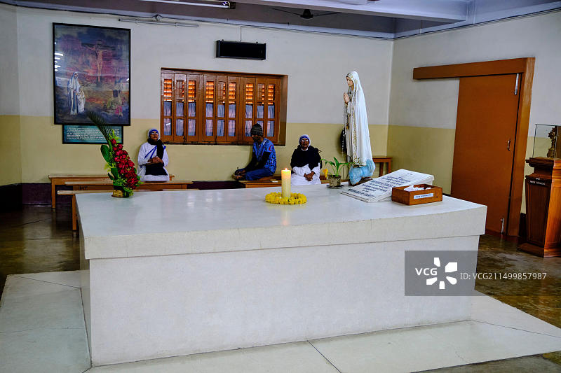 印度西孟加拉邦加尔各答特蕾莎修女临终关怀院墓地图片素材