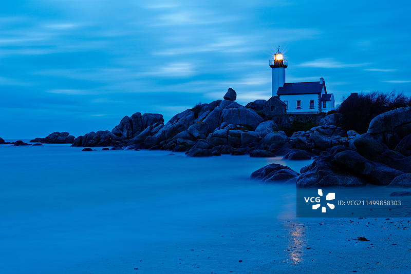 法国布列塔尼菲尼斯泰尔省布里尼奥冈海滩，蓬图斯瓦尔灯塔。图片素材